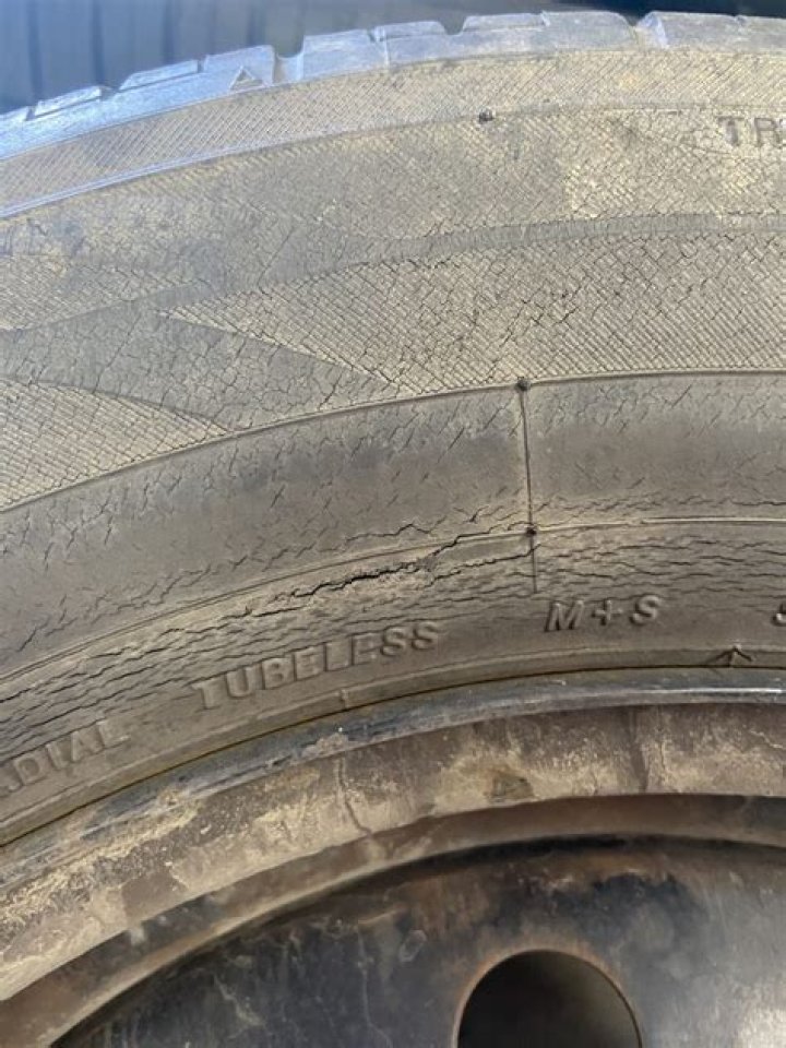 Are bald tires loud?