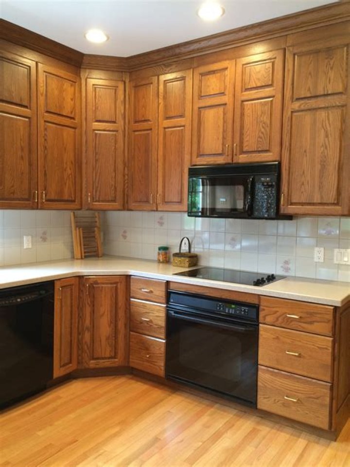 Are oak kitchen cabinets still popular?