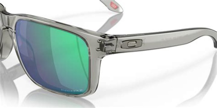 Are Oakley Prizm polarized lenses mirrored?