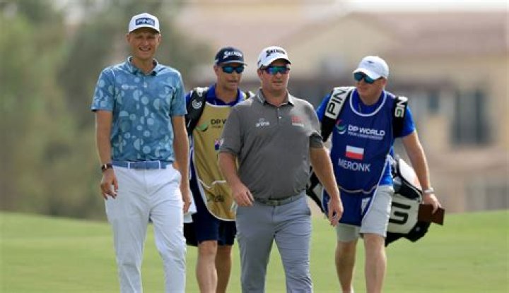 Can PGA players leave the pin in when putting?