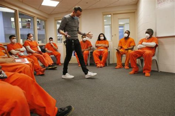 Can prisoners have radios?