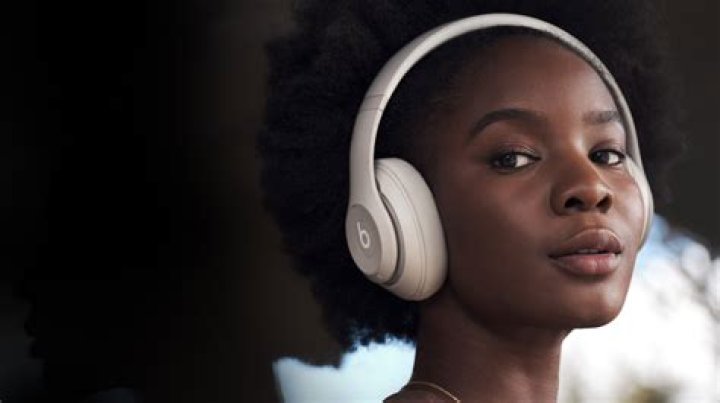 Can you run with headphones army?