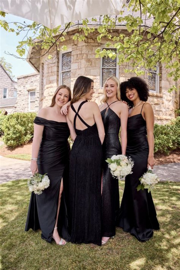 Can you wear black to Wimbledon?