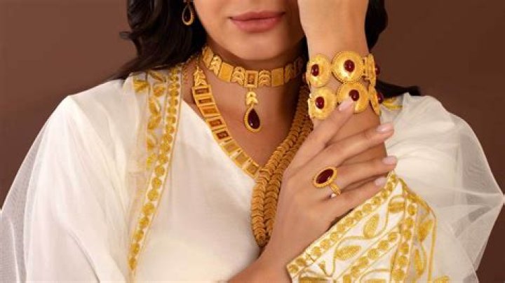 Can you wear gold jewelry with gray hair?