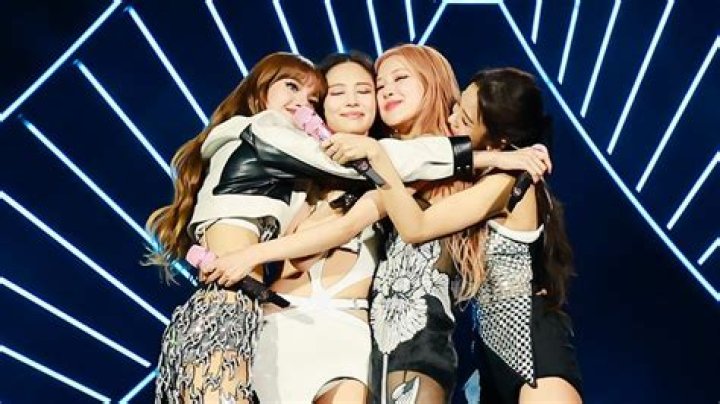 Did BLACKPINK members finish school?