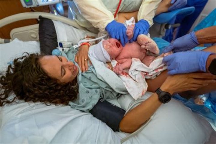 Do babies know their mom at birth?