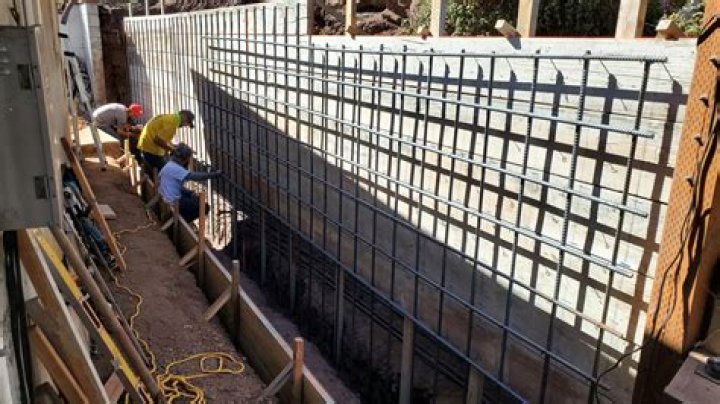 Do cinder block walls need rebar?