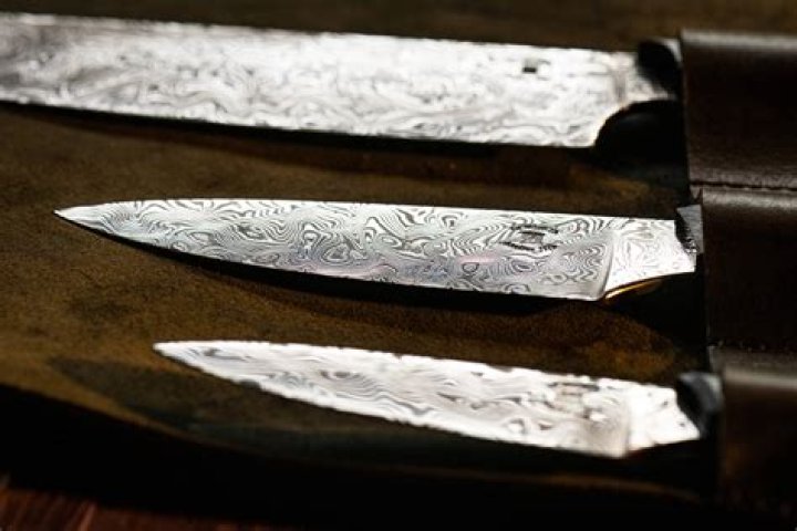 Do Damascus knives hold an edge?