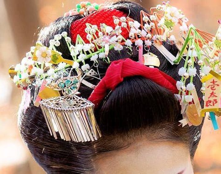Do Japanese people wear jewelry?