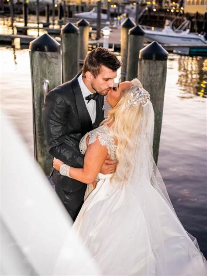Do Joana and Florian get married?