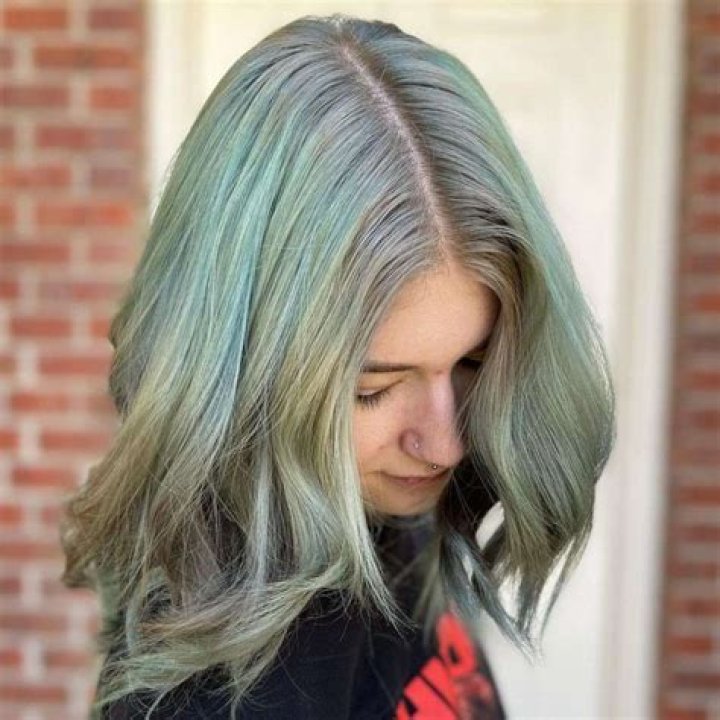 Does ash color turn hair green?