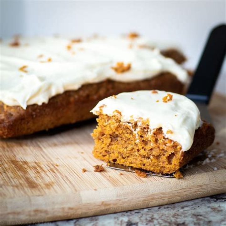 Does cake with cream cheese frosting need to be refrigerated?