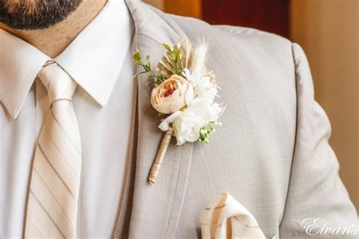Does father of bride wear boutonniere?