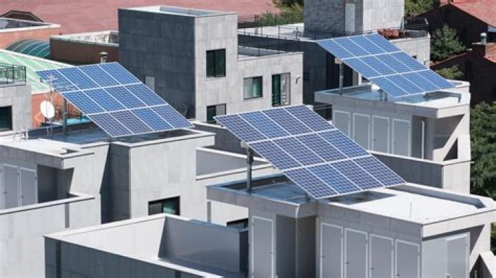Does snow interfere with solar panels?