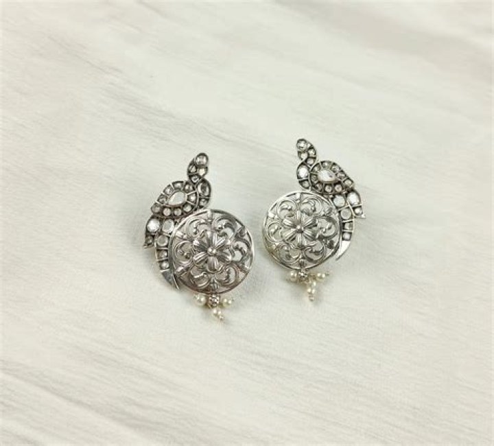 Does vinegar harm silver?