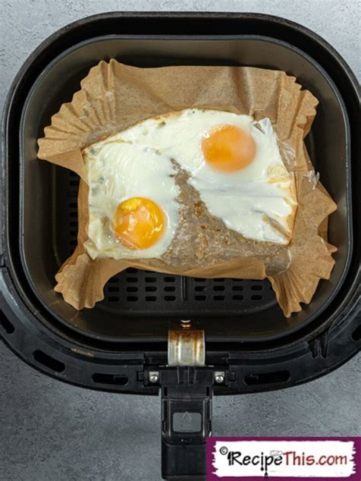 How do you cook Eggos in an air fryer?