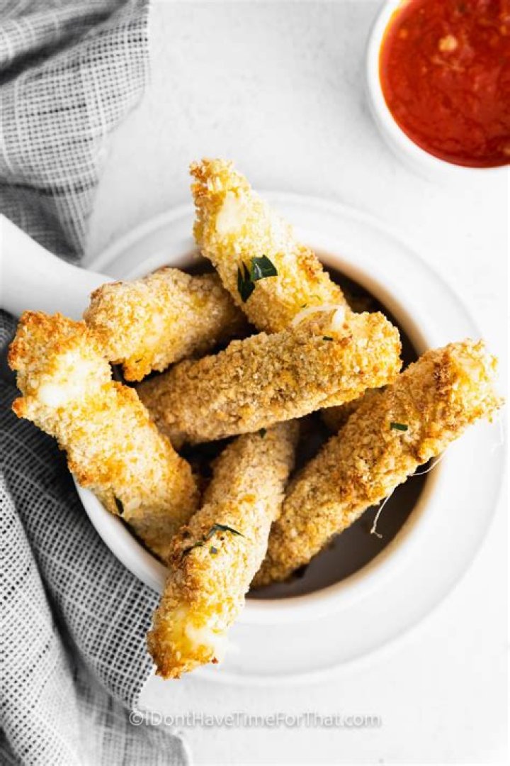How do you reheat mozzarella sticks in an air fryer?