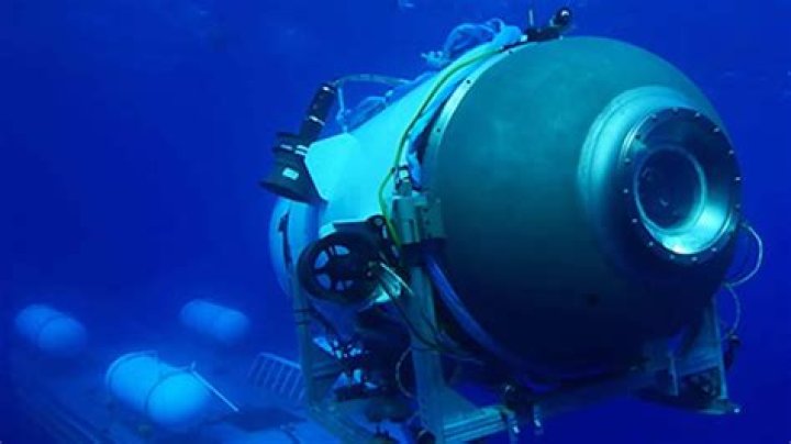 How is air recycled in a submarine?