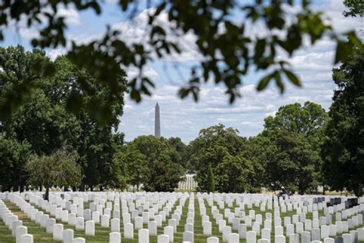 How many graves are left at Arlington?