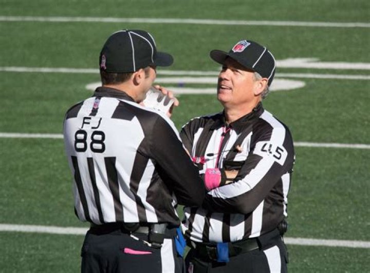 How much do referees make in WWE?