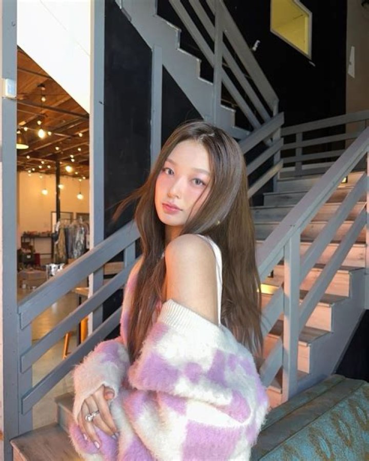 How old is Yoon Bora?