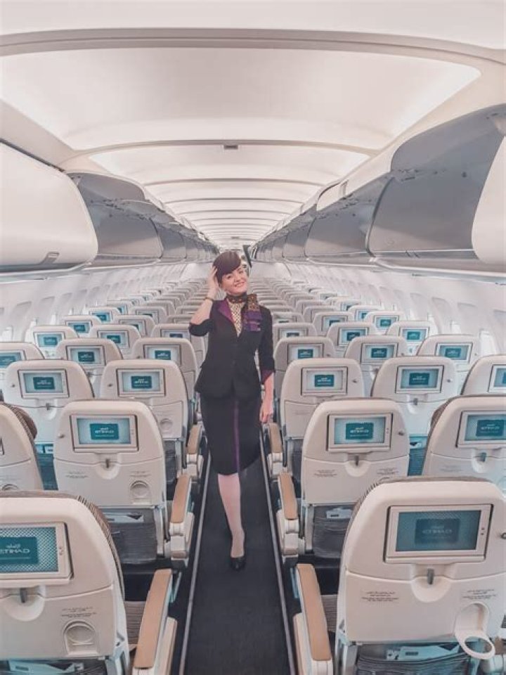 How tall are flight attendants?