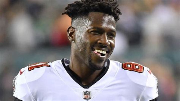 How tall is Antonio Brown?