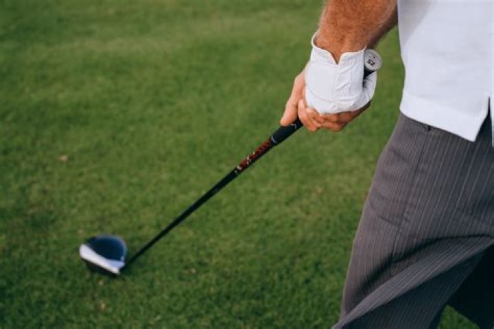 How tight should you hold a golf club?