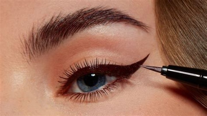 Is gel or liquid eyeliner better?