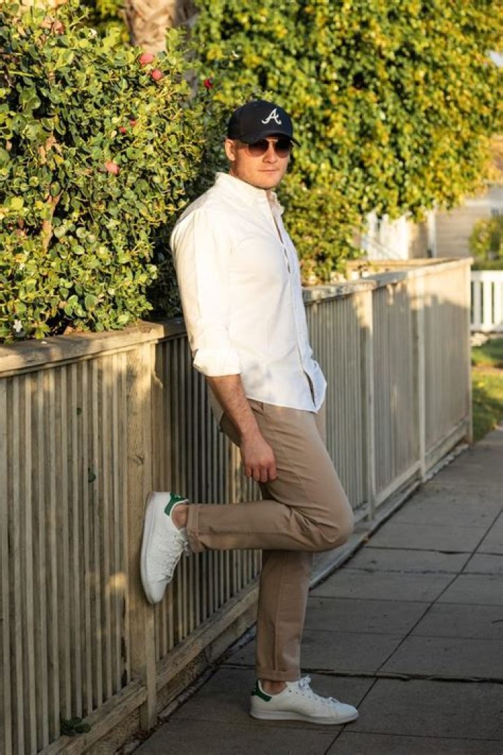 Is it appropriate to wear white sneakers to work?