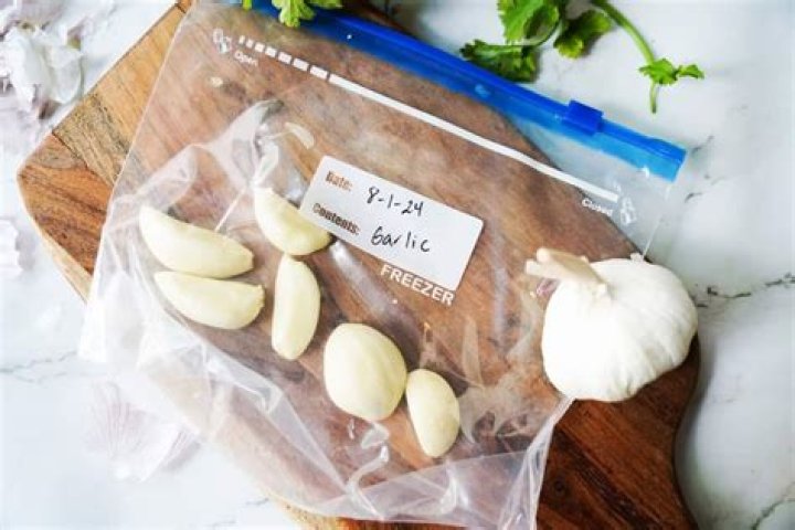 Is storing garlic in oil safe?