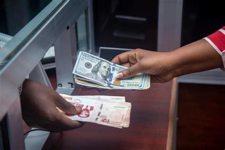 Should I exchange money before going to Costa Rica?