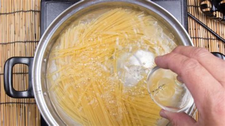 Should you put oil in pasta water?