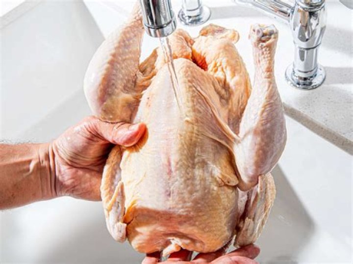 Should you wash chicken with salt?