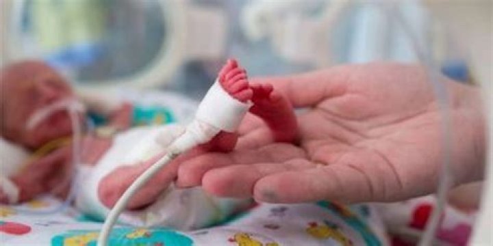 What's the earliest age a baby has ever walked?