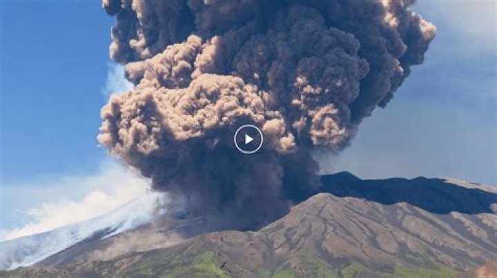 What caused Mount Etna to erupt in 2021?
