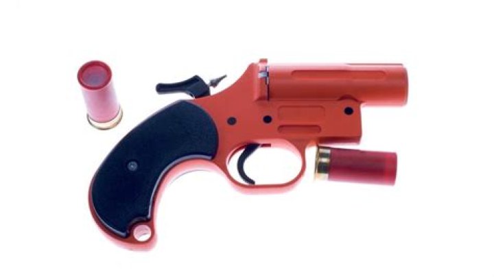 What does the flare gun do in The Forest?