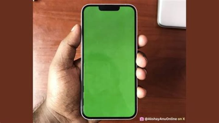 What is better green screen or white screen?