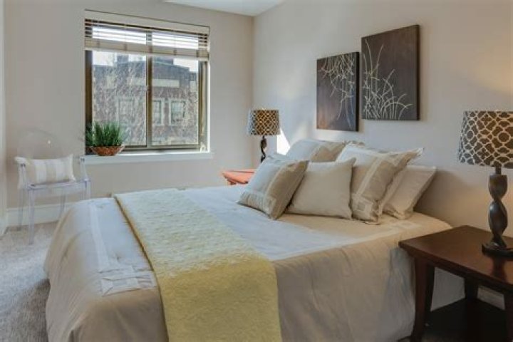 What size room can hold 2 queen beds?