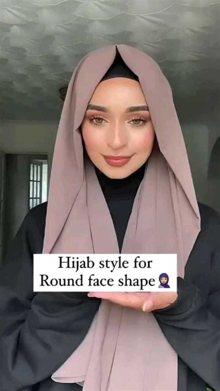 What style of hijab suits a round face?