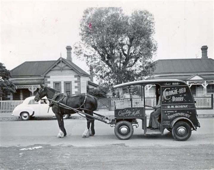 When did milk stop being delivered by horse and cart?