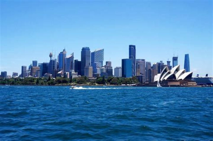 Which is hotter Sydney or Melbourne?