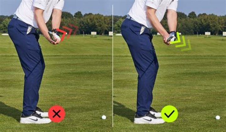 Which position should a golfers legs be in during a putt?