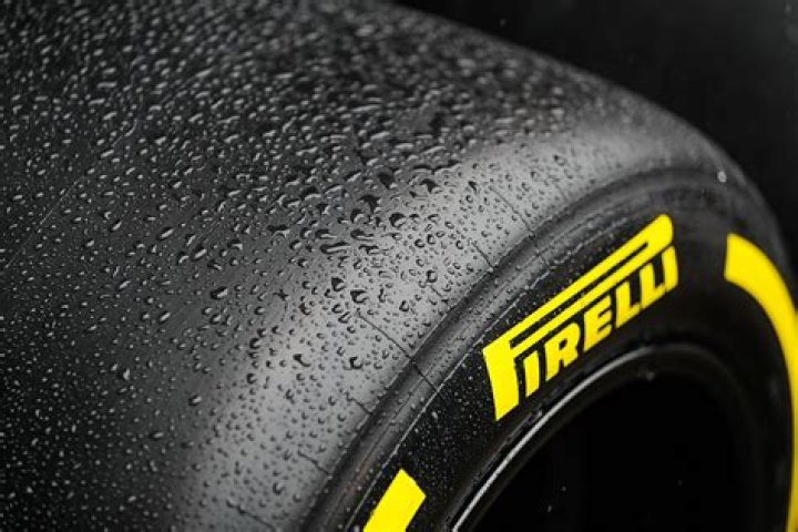 Why F1 tyres are smooth?